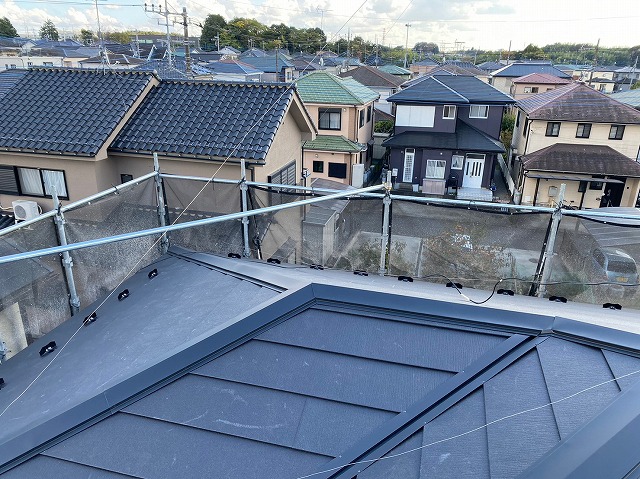 スレート屋根から横暖ルーフを使った屋根カバー工事を行いました！川口市屋根カバー工事　横暖ルーフαｓ　ニチハ　センタールーフ　スレートボロボロ　ガルバリウム鋼板　